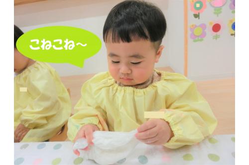 <span style='color:#00ffff;'>ビニール袋</span>に入れると<br>また<span style='color:#9e3dff;'>違った感触</span>になり<br><br>素手で触っていた時よりも<br><span style='color:#ff3d3d;'>大胆に</span>両手で握ったり<br>こねたりして<span style='color:#ff7f00;'>片栗粉粘土</span>の<br>感触を<span style='color:#ff007f;'>楽しんで</span>いましたよ!<br>