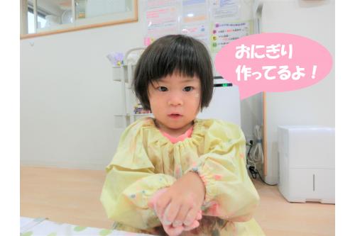 粘土を<span style='color:#ff00ff;'>ぎゅっぎゅっ</span>と握って<br>おにぎりやお団子を作って<br><span style='color:#ff7f00;'>食べる真似</span>をして遊ぶ子も<br>いましたよ(^^<span style='color:#7f00ff;'>♪</span><br><br><span style='color:#ff007f;'>1学期</span>は個々で遊ぶことが<br>多かった<span style='color:#7f00ff;'>りすチーム</span>ですが<br>最近は<span style='color:#ffff00;'>お友だち</span>や<span style='color:#007fff;'>保育者</span>に<br>関心を持つことが増えてきて<br>「<span style='color:#ff7f00;'>どうぞ</span>」と粘土で作った<br>食べ物を渡す姿も見られました!<br><br><span style='color:#00ff7f;'>2学期</span>は<span style='color:#ffff00;'>お友だち</span>と遊ぶ楽しさを<br>一緒に<span style='color:#ff00ff;'>共感</span>していきたいと思います<span style='color:#ff007f;'>♡</span><br><br>次回の<span style='color:#ff7f00;'>ブログ</span>もお楽しみに~<span style='color:#ffff00;'>★</span>