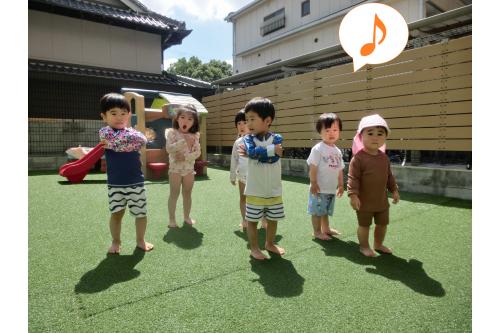 準備体操はみんなだいすき<br><span style='color:#ff7f00;'>『どうぶつ体操1・2・3』</span><br><span style='color:#00ff00;'>「うさぎさんの体操しよう~!」</span>と<br>歌いながら楽しんでいます<span style='color:#007fff;'>♪</span>