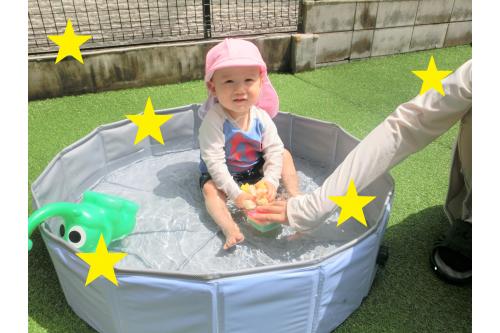 <span style='color:#ff007f;'>ひよこチーム(0歳児)</span>も<br>毎回ウキウキでプールに<br>向かうほど水が大好き<span style='color:#ffff00;'>★</span><br><br>今日はどんな<span style='color:#00ff00;'>おもちゃ</span>があるかな?<br>と楽しそうにプールを<br>覗いていましたよ<span style='color:#00ffff;'>(^-^)</span><br><br>スポンジは<span style='color:#ff7f00;'><span style='color:#00ff00;'>ざらざらとふわふわ</span></span>の<br>どちらも楽しめるのが嬉しいのか<br>よく遊んでいました<span style='color:#ff00ff;'>♪</span>