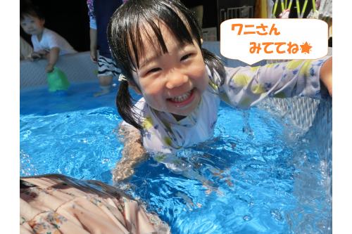 <span style='color:#ff007f;'>うさぎチーム(2歳児)</span>は<br>両手をプールの底について<br><span style='color:#00ff00;'>「ワニさん歩き」</span>にも挑戦!<br><br><br><span style='color:#7f00ff;'>「見てて!できるよ!」</span>と<br>何度も見せてくれました<span style='color:#ffff00;'>★</span>