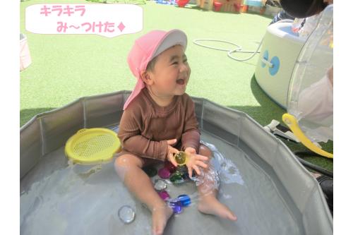 今年度初登場したキラキラ光る<br>宝石のおもちゃは<span style='color:#ff7f00;'>「キラキラだして~!」</span>と<br>リクエストが来るほどの人気ぶり<span style='color:#ffff00;'>★</span><br><br>カバンいっぱいに集めたり<br>光の反射で<span style='color:#00ff00;'>キラキラ</span>光の先を<br>追いかけたりと楽しみました<span style='color:#00ffff;'>(^-^)</span>