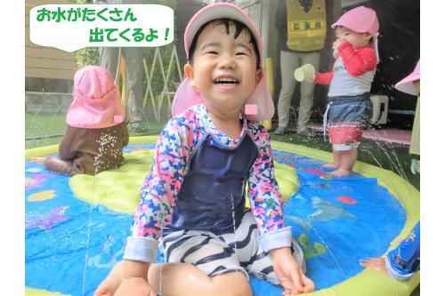 そしてこの夏とにかく笑顔が見られたのが<br>この<span style='color:#ff007f;'>ウォーターマット</span>!<br><br><span style='color:#0000ff;'>噴水のように水が出る</span>様子に<br>みんな大興奮<span style='color:#ffff00;'>★</span><br><br><span style='color:#00ff00;'>「ここ押さえたら違うところからお水いっぱい出てくるねんで!」</span><br>という発見もあり<span style='color:#ff7f00;'>遊び方は無限大</span>だなと<br>改めて感じました<span style='color:#00ff7f;'>(^-^)<br></span><br>初めはプールが怖かった子も<br><span style='color:#ff007f;'>お友だちが楽しんでいるのを見て</span><br>プールに入ってみよう!と<br>勇気を出してくれて<br>最後には<span style='color:#7f00ff;'>プールが大好き</span>に<br>なってくれました!<br><br><br>お友だちと一緒ならなんでも<br><span style='color:#0000ff;'>頑張れる、楽しめるパワー</span>が<br>たくさん見られました<span style='color:#00ff7f;'>(^-^)</span><br><br>まだまだ暑い日が続きますが<br><span style='color:#ff007f;'>プールは昨日で終了!</span><br>次は、<span style='color:#00ff00;'>秋の遊び</span>を楽しんでいけたらなと思います<span style='color:#00ffff;'>♪</span><br><br>また、次回のブログもお楽しみに<span style='color:#ffff00;'>★</span>