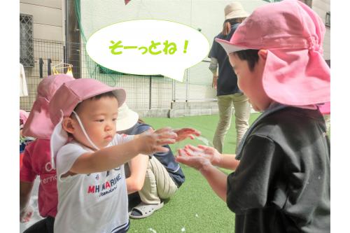 手のひらに泡で作った<span style='color:#00ffff;'>シャボン玉</span>を<br>乗せて「<span style='color:#7fff00;'>見て見て~!</span>」と嬉しそうに<br>保育者やお友だちに見せていたり<br>息を吹きかけて割ったりする姿も<span style='color:#ffff00;'>★☆★</span>