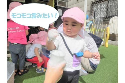 初めは<span style='color:#7f00ff;'>恐る恐る</span>泡を触って<br>様子を伺っていた子もいましたが<br><br>時間が経つと<span style='color:#00ff7f;'>両手いっぱい</span>に泡を乗せてみたり<br>バケツに<span style='color:#ff7f00;'>手を突っ込んで</span>みたりと思い思いに<br><span style='color:#007fff;'>泡遊び</span>を楽しんでいました♪<br>