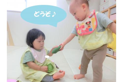 最近では、<span style='color:#ff75ff;'>お友だちの存在</span>も<br>意識するようになり、<br><br><span style='color:#75ffff;'>「どうぞ」</span>と手を伸ばして<br>おもちゃを渡してあげる<span style='color:#ff75ff;'>優しい姿</span>も<br>たくさん見られるようになってきました<span style='color:#ffba75;'>(^^)/</span><br><br><span style='color:#75ffba;'>コミュニケーションが増え、楽しい毎日です(^^♪</span>