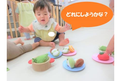 お皿に野菜や果物を並べてみると、<br><span style='color:#70b7ff;'>「わあ~!」</span>と両手を広げて<br>興味を示していました<span style='color:#baff75;'>(*^^*)</span><br><br><span style='color:#ba75ff;'>「どれにしよう♪」</span>と色んな<br>野菜に手を伸ばしていましたよ<span style='color:#ff75ff;'>♪</span>