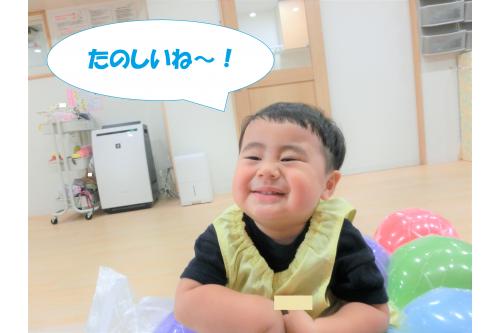 途中で中の風船が割れるという<br><span style='color:#ff3d3d;'>ハプニング</span>もあり少し驚いていた<br>子どもたちですが、気持ちを上手に<br>切り替えることができ、思い思いに<br><span style='color:#ff00ff;'>バルーンマット</span>を楽しんでいた<br><span style='color:#007fff;'>りすチーム</span>でした^^<br><br>次回の<span style='color:#ff7f00;'>ブログ</span>もお楽しみに~<span style='color:#ffff00;'>★</span>