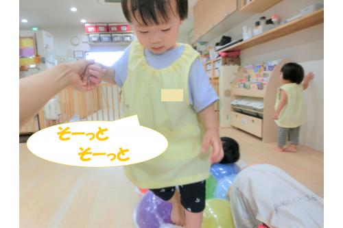風船がいっぱい入った<br><span style='color:#ff00ff;'>バルーンマット</span>を見て<br><span style='color:#ff3d3d;'>大興奮</span>の子どもたち!<br><br>マットにダイブして<span style='color:#00ff00;'>ごろーん</span>と<br><span style='color:#00ffff;'>気持ちよさそう</span>に寝転ぶ子や<br><br>保育者に手を持ってもらい<br>不安定な風船の上を<span style='color:#ff7f00;'>上手</span>に<br><span style='color:#7f00ff;'>歩いている</span>子もいましたよ(<span style='color:#ff007f;'>*</span>^^<span style='color:#ff007f;'>*</span>)<br>