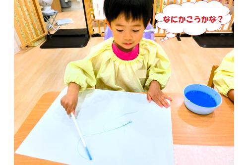 まずは<span style='color:#ff7abc;'>割り箸</span>に<span style='color:#0000ff;'>絵の具</span>をつけて<br>紙に<span style='color:#ffbc7a;'>お絵描き</span>をしました<span style='color:#bc7aff;'>♪</span><br><br>いつもは<span style='color:#7aff7a;'>クレヨン</span>や<span style='color:#bcff7a;'>ペン</span>を使うので<br>「うまくかけないな~」「なにかこうかな?」と<br><span style='color:#ff7aff;'>線</span>を描いたり、トントンと<span style='color:#ff7abc;'>点</span>を描いていました<span style='color:#7affff;'>(^_^)</span>