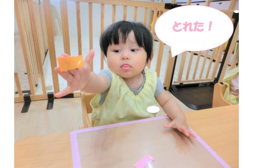 すると、上手に指先を使って<br><span style='color:#ff7575;'>「とれた!」</span>と見せてくれました<span style='color:#ff75ba;'>!(^^)!</span><br><br>ぺりっとテープが取れる<span style='color:#75ff75;'>音</span>や<br>手にぴたっとくっつく<span style='color:#75ff75;'>感触</span>を<br>楽しんだようです<span style='color:#ba75ff;'>♪</span><br><br>嬉しさからか、手をたたいて<br>喜ぶ姿も見られましたよ<span style='color:#ff75ff;'>♪</span>