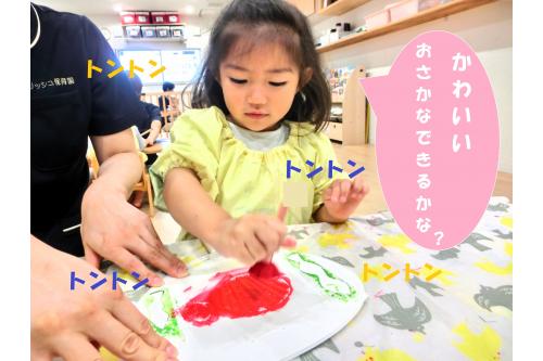 まずは<span style='color:#ffbc7a;'>絵の具</span>を使って<span style='color:#ff0000;'>金魚</span>に<br>色を付けていきます<span style='color:#ff7aff;'>!</span><br><br>ほかの場所に色がつかないように<br><span style='color:#7affbc;'>慎重</span>に「<span style='color:#ff7abc;'>トントン</span>」<br>と色を付けていく子どもたち<span style='color:#ffff6b;'>(^_^)</span><br><br>どんなのができるのか<span style='color:#ff9b38;'>わくわく</span>しながら<br>作っていました<span style='color:#bc7aff;'>♬</span>