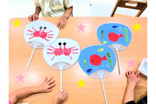 裏面は子どもたちの<span style='color:#ffbc7a;'>手形</span>で<br>「<span style='color:#ff7a7a;'>かに</span>」を作りました<span style='color:#ff7abc;'>!</span><br><br>手形をとることが大好きな子どもたちは<br>「くすぐったいよ~」と大喜び<span style='color:#ff7f00;'>♬</span><br><br>お友達の手形に<span style='color:#ff56ff;'>自分の手</span>を置いて<br>大きさを<span style='color:#7a7aff;'>比べたり</span>していました<span style='color:#7aff7a;'>(^_^)</span><br><br>この<span style='color:#ff007f;'>夏</span>はたくさんの<span style='color:#6666ff;'>製作・遊び</span>ができたので<br><span style='color:#ff7f00;'>秋</span>はどんなことを一緒にしようかなと<br>考えています<span style='color:#7aff7a;'>!</span><br><br>子どもたちの<span style='color:#ff7aff;'>反応</span>を想像するだけで<br>今からとても楽しみです<span style='color:#7affff;'>(^^)</span><br><br>次回の<span style='color:#ff7aff;'>ブログ</span>もお楽しみに<span style='color:#ffff00;'>★</span>