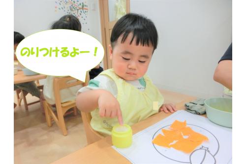 そして次は<span style='color:#007fff;'>のり貼り</span>です!<br><br>指先に<span style='color:#00ff00;'>ちょんちょん</span>と<br>のりをつけます♪<br><br>保育者が「<span style='color:#ff7f00;'>1の指で貼るよ~</span>」と<br>見本を見せると<span style='color:#7f00ff;'>真似</span>をして<span style='color:#ff7f00;'>1の指</span>をし、<br><span style='color:#ff007f;'>得意げ</span>に保育者に見せてくれました<span style='color:#ff007f;'>(≧▽≦)</span>