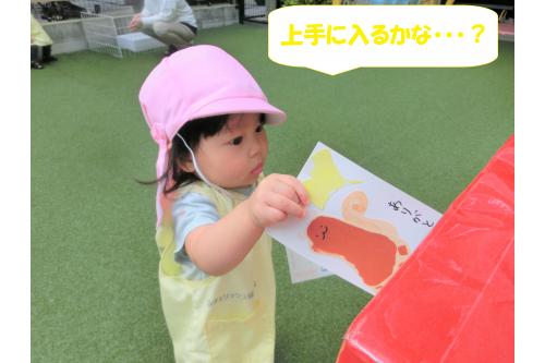 ひよこチーム、りすチームも<br>園内に設置したポストに<span style='color:#00ff00;'>投函ごっこ</span>!<br><br>真剣な表情で投函し<br>無事完了すると<br>みんなにこにこ笑顔でした<span style='color:#7f00ff;'>(^-^)</span>