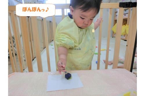 まずは<span style='color:#ff007f;'>製作</span>でお手紙を作りました<span style='color:#ffff00;'>★<br></span><br><span style='color:#ff007f;'>ひよこチーム(0歳児)</span>は<br>スポンジスタンプでポンポンとスタンプして<br><span style='color:#00ff00;'>イチョウの葉</span>を作りました(^-^)<br><br><br>上手にスタンプして<br>色がつくたびに<br><span style='color:#ff7f00;'>にこっ</span>としてくれていますよ★<br><br><br>足形も取り、りすに変身!<br><span style='color:#0000ff;'>個性豊かな</span>りすさんたちに<br>なりました!<br>
