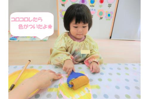 <span style='color:#00ff00;'>りすチーム(1歳児)</span>は<br>ローラーではがきに色付け<span style='color:#ff00ff;'>(^-^)</span><br><span style='color:#0000ff;'>コロコロ~♪</span>と言いながら<br>頑張りましたよ<span style='color:#ffff00;'>★</span><br>丁寧に塗ってくれたおかげで<br>とっても可愛くできました!<br>