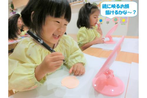 <span style='color:#0000ff;'>うさぎチーム(2歳児)</span>は<br><span style='color:#ff007f;'>鏡を見ながら自分の顔を描く</span>のに挑戦!<br><br><br><span style='color:#0000ff;'>「こんな顔かな~?」</span><span style='color:#00ff00;'>「おめめはこんな形だね!」</span>と<br>思い思いに描いていましたよ<span style='color:#00ffff;'>♪</span><br>完成したものは<br>どれもそっくりに<br>仕上がりました<span style='color:#ffff00;'>★</span>