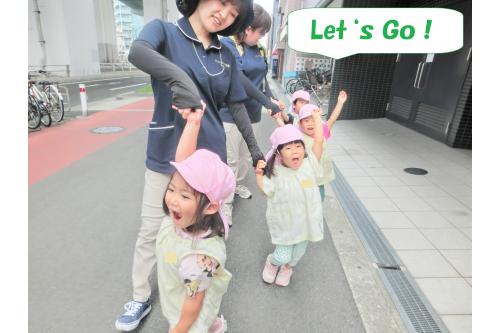 完成した<span style='color:#ff7f00;'>はがき</span>をもって<br>早速<span style='color:#ff007f;'>向かった</span>のは…<br>