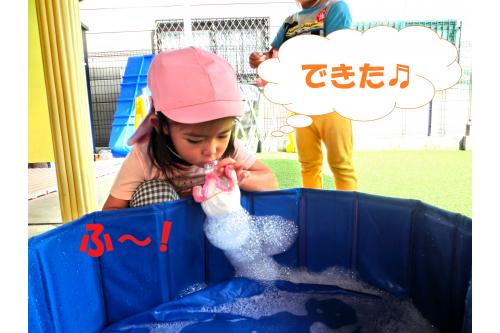 今度は子どもたちが<span style='color:#ff7abc;'>チャレンジ</span>すると…<br>最初は<span style='color:#ff7a7a;'>息の吹き方</span>が難しくて<br>なかなか<span style='color:#7abcff;'>泡</span>が出てきませんでしたが<br>諦めずに何回かチャレンジすると<br>こんなに<span style='color:#ffbc7a;'>長い泡</span>が作れました♬<br>