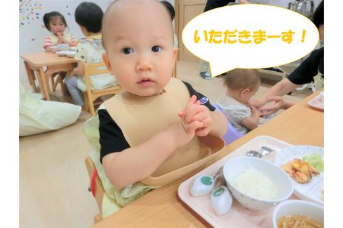 給食を食べる前はみんなで<br><span style='color:#75ffba;'>「給食のお歌」</span>を歌っています!<br><br>最近は<span style='color:#75ffff;'>身振り</span><span style='color:#ba75ff;'>手振り</span>を一緒に<br>してくれるようになってきました<span style='color:#ffba75;'>♪</span><br>最後は上手に手を合わせて<br><br><span style='color:#ff7575;'>「いただきます!」</span>
