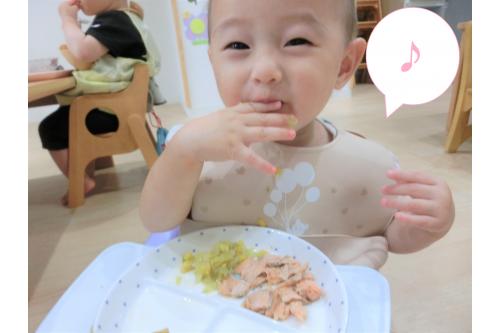 目の前にお皿を置くと<br>上手に自分でつかんで食べることが<br>出来るようになってきました<span style='color:#ff75ff;'>♪</span><br><br>自分で<span style='color:#ffba75;'>食べたい物を選んで</span><br>お口まで上手に運んでいますよ<span style='color:#baff75;'>♪</span><br><span style='color:#ff75ff;'>「おいしいね~」</span>と声をかけると<br>にこにこ笑顔で<br>美味しいことを教えてくれる毎日です<span style='color:#ff75ba;'>(*^^*)</span>