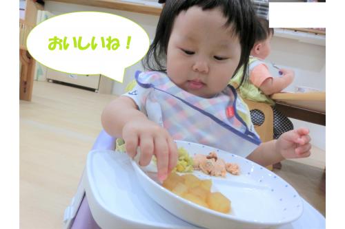 お野菜も自分から積極的に<br>食べています<span style='color:#ff75ba;'>♪</span><br><br><span style='color:#75ff75;'>“自分で食べたい”</span>という<br>気持ちを受け止めながら<br><span style='color:#ffba75;'>食事する楽しさ</span>を知ってもらえたらと思います!<br>