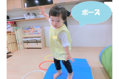 <span style='color:#ff7f00;'>1学期</span>では<span style='color:#007fff;'>保育者の支え</span>がないと<br>登れなかった<span style='color:#0000ff;'>お山のマット</span>も<br><span style='color:#00ff00;'>２学期</span>になると、、、<br><br><span style='color:#ff007f;'>じゃーん！</span><br><br>なんと<span style='color:#7f00ff;'>一人で</span>登れるように<br>なりました<span style='color:#00ffff;'>ヽ(^o^)丿</span><br><br>お山のてっぺんでの<br>ポーズも<span style='color:#ff3d3d;'>カッコいい</span>ですね！<br>