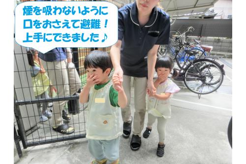 火事を想定した避難訓練では<br><span style='color:#ff7f00;'>手で口を押さえて避難しようね</span><br>というお話をしっかりと覚えていて<br>上手に避難できました。<br><br><br><span style='color:#00ff00;'>「先生のお話を聞いて避難するんだよ」</span><br>という消防士さんのお話も覚えていたのか<br>お友だちとお話をすることもなく<br>素早く動くことができましたよ<span style='color:#00ffff;'>(^-^)</span>
