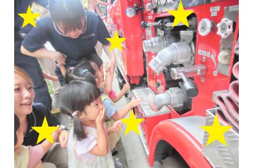 避難訓練のあとは<br>みんなが楽しみにしていた<br><span style='color:#ff007f;'>消防車見学!<br></span><br><span style='color:#7f00ff;'>「ここにホースをつないで火を消すよ」</span><br>と教えていただきました。<br><br>憧れの消防車を<br>ものすごく近くで見学出来て<br><span style='color:#00ff00;'>「かっこいい!」</span>と何度も<br>言っていましたよ<span style='color:#ffff00;'>★</span>