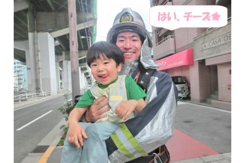 実際に<span style='color:#ff7f00;'>火災現場へ向かう時の服</span>にも<br>着替えていただきました!<br><br><br><span style='color:#ff0000;'>消防士さんにだっこしてもらって</span><br>みんな嬉しいけど恥ずかしい…<br>表情でしたよ<span style='color:#ff00ff;'>♥</span>