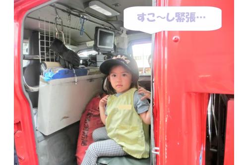消防車に乗って<br>帽子も被らせていただき<br>記念撮影も!<br><br><br>緊張した表情でしたが<br>終わってからも何度も<br><span style='color:#ff7f00;'>「消防車乗ったね」</span>と<br>思い出すぐらいには<br>嬉しかったようです<span style='color:#ffff00;'>★</span>