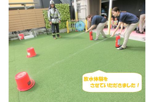 最後は先生たちが<br><span style='color:#7f00ff;'>消火器の使い方をおさらい。</span><br><span style='color:#00ff00;'>ほうきで履くように動かす</span><br><span style='color:#ff007f;'>2~3mの距離を取って消火する</span>など<br>基本的な使い方を再確認しました。<br><br><br>もちろんあってはならない火災ですが<br><span style='color:#7f00ff;'>日々の保育の中でも<br>もしもに備えた訓練</span>を<br>子どもたちと一緒に<br>続けていこうと思います。<br><br>また、次回のブログもお楽しみに<span style='color:#ffff00;'>★</span>