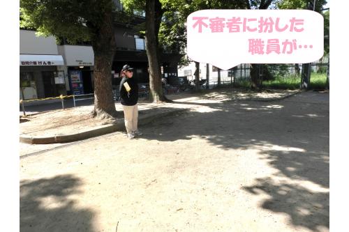 そんな和やかの雰囲気を<br>遠くからそっと見守る<br><span style='color:#7f00ff;'>不審者役の保育士</span>が…!<br><br><br>音もなく現れた不審者に対して…<br>