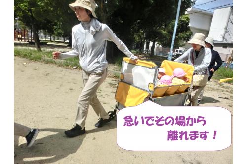 <span style='color:#00ff00;'>監視の職員</span>が見つけ<br>すぐに全員に周知。<br><br>素早くバギーに乗って<br>その場から離れます。<br>
