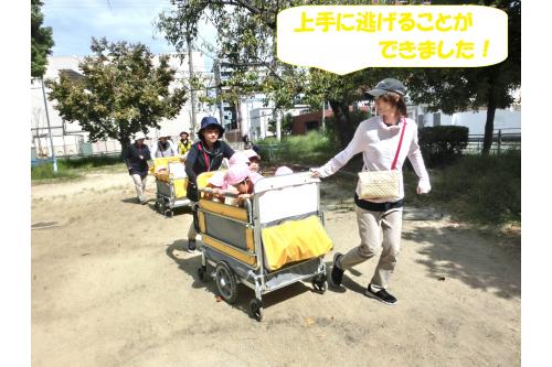 子どもたちに不安感を与えないように<br><span style='color:#7f00ff;'>「保育園帰ろうね」</span>と避難することが<br>できました。<br><br><br>楽しい公園遊びを<br>安全に行うために<br>訓練を行なっていますが<br>日々の保育も同様に<span style='color:#ff007f;'>安全安心</span>を<br>第一に過ごしていけたらなと思います。<br><br><br>また、次回のブログもお楽しみに<span style='color:#ffff00;'>★</span>