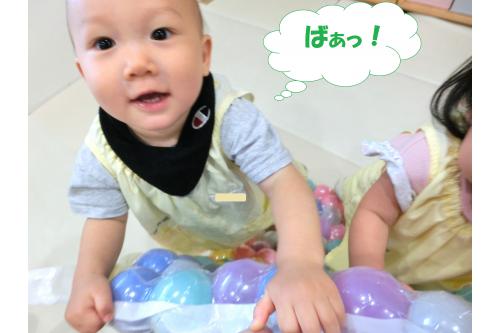 圧縮袋にボールプールのボールを入れて<br>作ったマットが登場すると初めて見るものに<br><span style='color:#ff7f00;'>ビックリして様子見をしている子</span>、<br><span style='color:#7f00ff;'>果敢にダイブする子</span>と様々な反応!<br><br>風船のマットとは違い<span style='color:#ff007f;'>ごつごつ</span>とした感触で<br>とんとんと叩くと<span style='color:#0000ff;'>どんっ!</span>と大きな音がなりました<span style='color:#ffff00;'>★</span>