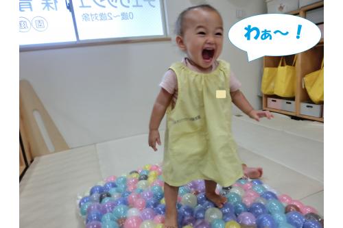 <span style='color:#0000ff;'>マットの上に立てた</span>のが嬉しくて<br>思わずこの表情!<br><br><span style='color:#00ff00;'>喜怒哀楽</span>の感情も<br>どんどん伝えてくれています<span style='color:#00ffff;'>(^-^)</span>