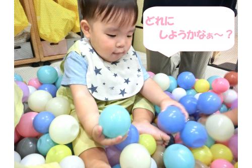 最後は袋から出して<br><span style='color:#ff007f;'>ボールプール</span>に!<br><br>まるで中で泳ぐように動いたり<br><span style='color:#7f00ff;'>どのボールがいいかなぁ</span>と選んだりと<br>様々な遊び方を楽しみました<span style='color:#ffff00;'>★</span><br><br>できることがこの夏で<br>ぐーんと増えたひよこチーム。<br><br>これからもブログで<br><span style='color:#ff007f;'>成長をお伝えしていけたら</span>と<br>思います!<br><br>また、次回のブログもお楽しみに<span style='color:#ffff00;'>★</span>
