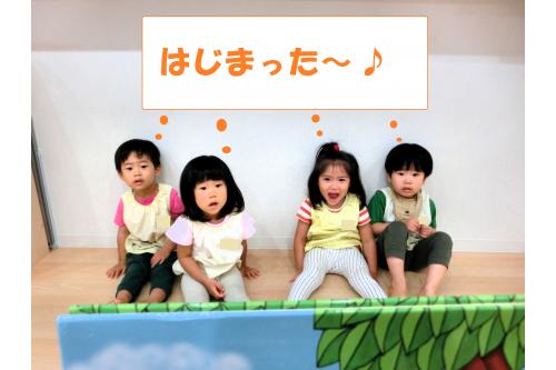 子どもたちに「なんのえほんがみたい<span style='color:#ff0000;'>？</span>」と聞くと<br>「<span style='color:#4ca5ff;'>どあをあけたらみたい</span>！」とすぐに返ってくるほど<br>この絵本が好きです<span style='color:#ff007f;'>♡</span><br><br>絵本が始まると興味深々で毎回<br>見ています<span style='color:#bc7aff;'>(^_^)</span>