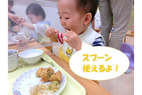 最近、何でも<span style='color:#ff7f00;'>自分でやりたい気持ち</span>が<br>芽生えてきている<span style='color:#7f00ff;'>りすチーム</span><span style='color:#ffff00;'>★</span><br><br>大きなお口で<span style='color:#ff4242;'>あーん！</span><br><br><span style='color:#00ff00;'>フォーク</span>や<span style='color:#7fff00;'>スプーン</span>を<br>使って上手にご飯やおかずを<br><span style='color:#ff00ff;'>口に運ぶ</span>ことができます<span style='color:#007fff;'>！</span>