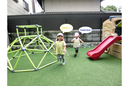 <span style='color:#ff7f00;'>とんぼ</span>とバイバイしたあとは…<br><span style='color:#ff7aff;'>しっぽとり</span>の再開<span style='color:#ff0000;'>！！</span><br><br>誰がたくさんとれるかな？<br>子どもたちもしっぽが<span style='color:#bc7aff;'>取られない</span>ように<br>しっぽが<span style='color:#7a7aff;'>取れる</span>ように<br><span style='color:#7affbc;'>追いかけっこ</span>を楽しんでいました<span style='color:#ff0000;'>！</span>