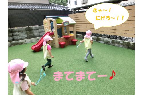 子どもたちにわかりやすいように<span style='color:#bc7aff;'>ルール</span>を<br>説明したら<span style='color:#ff7aff;'>しっぽとり</span>のスタート<span style='color:#ff7a7a;'>♪</span><br><br>お友達や先生の<span style='color:#ffbc7a;'>しっぽ</span>を取ろうと<br>一生懸命に追いかけていました<span style='color:#7affff;'>(^_^)</span>