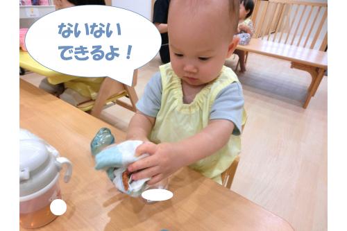 拭いた後は、<br>ケースに片付けようと頑張っています!<br><br>どうしたら入るかなと<br>真剣な表情を見せています<span style='color:#ba75ff;'>(^^♪</span><br><br>小さいケースに入れることはまだ難しいので<br>一緒に片づけると<br><span style='color:#75baff;'>パチパチと手を叩き</span>、できたことを<br>一緒に喜んでいる毎日です<span style='color:#ff7abc;'>(*^^*)</span>