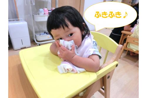 給食を食べ終わると<br>以前は先生がおしぼりで<br>お口を拭いていましたが、<br><br>今では<span style='color:#baff75;'>「おくちふきふきだよ」</span>と伝えると<br>上手にタオルをお口までもっていき<br><br><span style='color:#ff75ff;'>ふきふき♪</span>