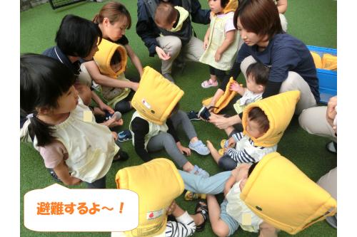 大きな揺れがあり避難しましょうとなると<br><span style='color:#ff00ff;'>先生のお話をしっかりと聞いて</span>避難することができた子どもたち。<br><br><br>毎月行なっているだけあり<br><span style='color:#7f00ff;'>スムーズに行うことが</span>できています!<br>