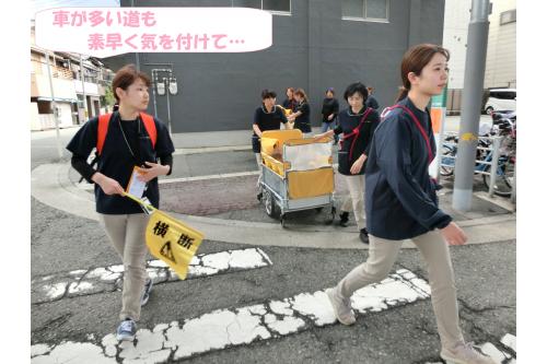車通りの多い道も<br><span style='color:#ff7f00;'>「信号機がついていなかったらどうする?」</span>などの<br>視点で考える機会を持つことができました。<br><br>安全第一での避難は何かその時の状況を<br>何パターンも考えることで<br><span style='color:#7f00ff;'>通常とはまた違う避難訓練</span>となりました。<br>