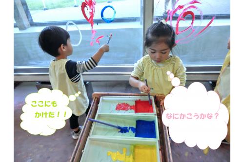 今回は<span style='color:#00ff7f;'>ボーネルンド天王寺</span>にお邪魔しました<span style='color:#ff7abc;'>(^_^)</span><br>中では<span style='color:#007fff;'>4つのゾーン</span>に分かれていて、<br>まずは<span style='color:#ff7a7a;'>表現遊びゾーン</span>で<span style='color:#ff7aff;'>お絵描き</span>!<br><br>いつもは紙に描いていますが今日は<br><span style='color:#00ffff;'>ガラス</span>にお絵描きで子供たちも<br><span style='color:#bc7aff;'>大喜び</span>でした(<span style='color:#ff007f;'>*</span>^^<span style='color:#ff007f;'>*</span>)<br>