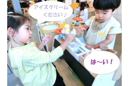 <span style='color:#ffbc7a;'>表現遊びゾーン</span>にはおままごともありました!<br>保育園にはないおもちゃに<br>子供たちも<span style='color:#ff7abc;'>興味津々</span><span style='color:#ffff00;'>♪</span><br><br><span style='color:#7affbc;'>食べる真似っこ</span>をしたり、<span style='color:#ff7aff;'>ごっこ遊び</span>をして<br>楽しんでいました<span style='color:#ff0000;'>!</span><br><br>あ!絵の具遊びを楽しんだようで顎に<br><span style='color:#7affff;'>白い絵の具</span>がついていますね<span style='color:#ffbc7a;'>(笑)</span>