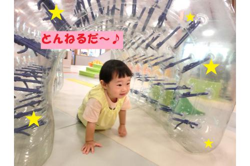 続いては<span style='color:#ff7aff;'>体遊びゾーン</span>に移動です<span style='color:#ffbc7a;'>♪</span><br><br>大きなボールプールへ<br><span style='color:#ff0000;'>ダイナミック</span>に<span style='color:#ff7abc;'>ジャンプ</span>したり、<br>ボールプールの中を<span style='color:#007fff;'>スイスイ~</span>と<br><span style='color:#7abcff;'>泳いで</span>体を動かしました<span style='color:#ff7f00;'>(^_^)</span><br><br>ジムやトンネルなどもあり、子供たちの<br><span style='color:#00ff7f;'>好奇心</span>はとまりません<span style='color:#bc7aff;'>(笑)</span>